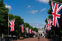 a photo of The Mall, leading to Buckingham Palace